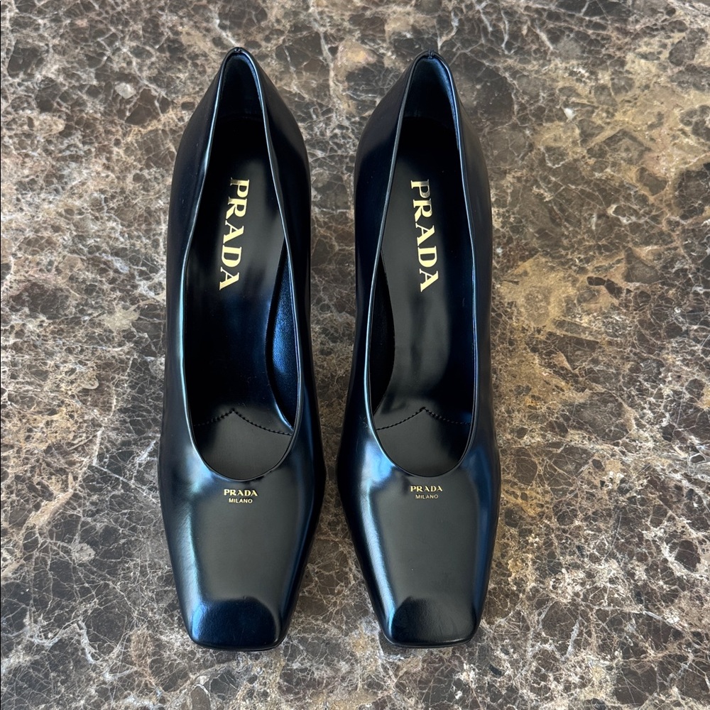 Prada black classic logo pumps modellerie gold logo sz 38.5